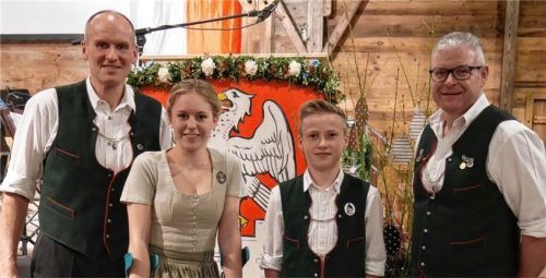 Eine Auszeichnung erhielt (von links) Florian Obermair für 25 Jahre Mitgliedschaft, Magdalena Grad bekam das bronzene Abzeichen, Leonhard Lechner das silberne Abzeichen und Hans Stocker wurde für 40 Jahre Vereinstreue geehrt. Foto re