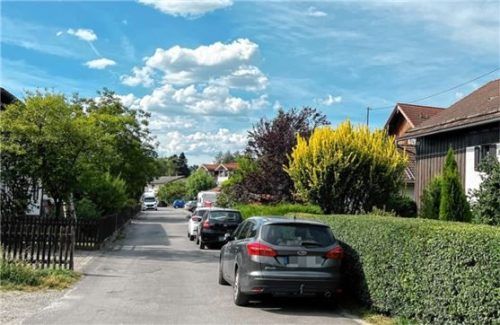 Eine bessere Beleuchtung und vor allem eine verlässliche Entwässerung soll es nach der Maßnahme in Lohholz geben. Dafür wird die Fahrbahnfläche entfernt. Foto Gerlach