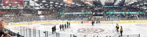 Eine imposante Kulisse: 5022 Zuschauer feuerten die Starbulls im ausverkauften Rofa-Stadion an. Trotzdem war es nur der vierthöchste Besuch in der Oberliga. Foto Hans-Jürgen Ziegler
