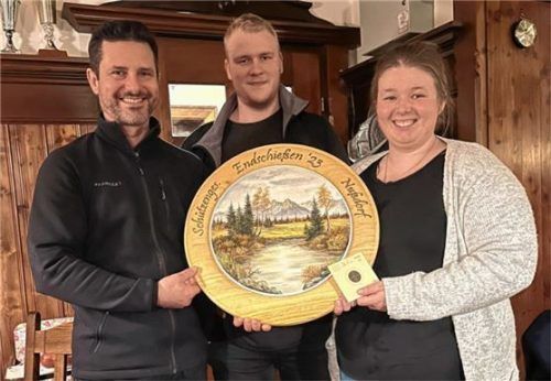 Eine Schießscheibe stiftete (von links) Rudi Vollendorf, die der Vorsitzende Peter Neumeier der Erstplatzierten in der Jahresmeisterschaft, Julia Kreuz, übergab. Foto Steffenhagen