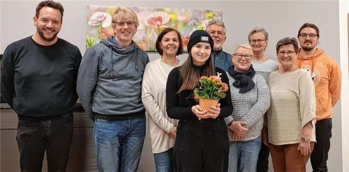 Ena Jukic (Mitte) wird nach eineinhalb Jahren im Bundesfreiwilligendienst von Helfern der Asylhilfe Bruckmühl mit einem Blumenstock verabschiedet. Foto  Asylhilfe Bruckmühl