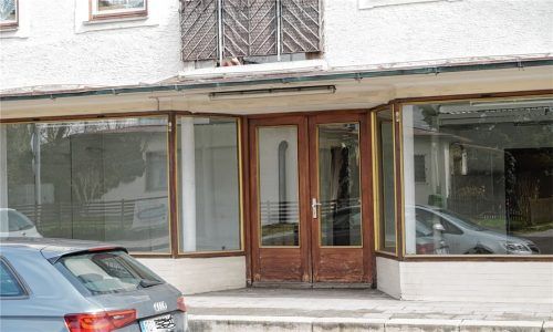 Entlang der Bad Endorfer Bahnhofstraße stehen zur Zeit einige Geschäfte leer. Fotos  Ammelburger