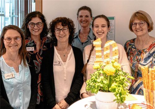 Es ist nicht zuletzt das Büchereiteam, dem der große Erfolg der Stadtbücherei zu verdanken ist: (von links) Sabine Bruckschlegl, Andrea Sondhauß, Romana Edinger, Sabrina Eickmann, Stefanie Wolf und Doris Pfeiffer. Nicht auf dem Bild zu sehen sind Jana Giebel, Kerstin Hellmann und Tatjana Feuerer, eines der „Urgesteine“ der Stadtbücherei. Foto  Thomae