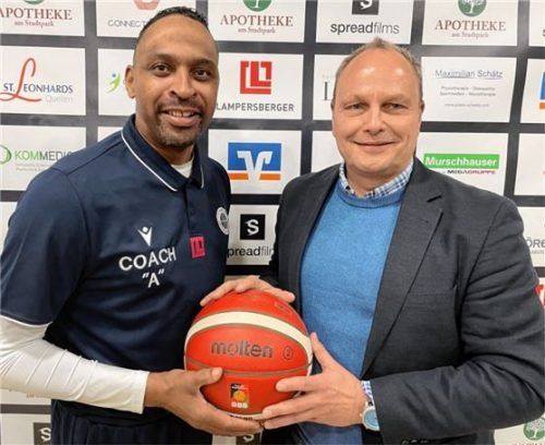 Ex-Profi Aaron Mitchell (links) mit Abteilungsleiter Franz Buchenrieder wird der neue Cheftrainer bei den Chiemgau Baskets in der Regionalliga 2.Foto re