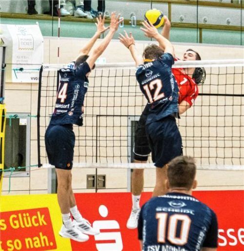 Fabian Bartsch und Lauritz Jastrow blocken Dresdens Lukas Klapper. Beim Hinspiel siegten die Dresdener noch klar mit 3:0. Foto Fabian Bartsch