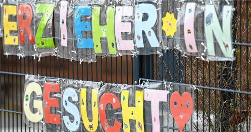 Finden sich auch in der Stadt und im Landkreis Rosenheim bald an den Einfriedungen von Kindergärten solche Hinweise wie in diesem Hort in Frankfurt? Der Mangel an Erzieherinnen und Erziehern ist jedenfalls auch in der Region groß.Foto Dpa