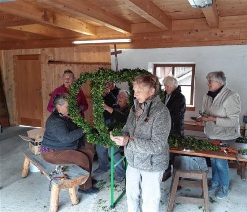 Fleißig basteln für den Osterbrunnen: (vorne, von links) Vroni Seebacher und Maria Wallner sowie (hinten, von links) Anna Eisenberger, Maria Kammerloher, Geli Kurz, Rosi Tremmel und Angela Birkinger. Foto re