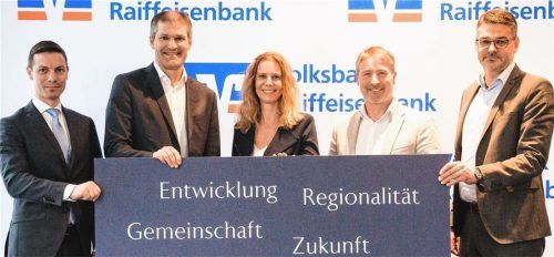Freuen sich über deutliche Zuwächse im Geschäftsjahr 2022: Die Vertreter des Kreisverbands der Volksbanken und Raiffeisenbanken in Rosenheim und Umgebung: (von links) Andreas Zierer (Vorstandsvorsitzender Raiffeisenbank Oberaudorf eG), Mirko Gruber (Vorstand meine Volksbank Raiffeisenbank eG Rosenheim), Melanie Lappöhn (Vorstandssprecherin Raiffeisenbank Griesstätt-Halfing eG), Christian Trattner (Vorstandsvorsitzender Raiffeisenbank Aschau-Samerberg eG) und Christian Weber (Vorstand Raiffeisenbank-Volksbank Ebersberg eG). Foto meine Volksbank Raiffeisenbank