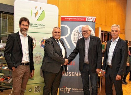 Freuen sich über die Kooperation: (von links) Der stellvertretende Vorsitzende des Wirtschaftlichen Verbands, Tobias Tomczyk, der Vorsitzende des City-Managements, Rainer Pastätter, der Vorsitzende des Wirtschaftlichen Verbands, Reinhold Frey, und Thomas Treibenreif, stellvertretender Vorsitzender des City-Managements.Foto Citymanagement