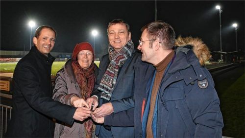 Freuen sich über die neue LED-Flutlichtanlage: (von links) Oberbürgermeister Andreas März, Dritte Bürgermeisterin Gabriele Leicht, Sportbund-Vorsitzender Bernd Perner und Robert Weinberg, Geschäftsführer der Hudson GmbH. Foto Peter Schlecker