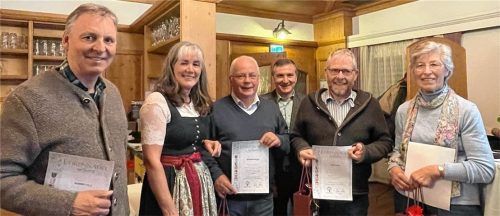 Für 25 Jahre Mitgliedschaft beim OGV Söchtenau wurden Herbert Pilz (links), Bernhard Huber (Dritter von links), Hans März (Zweiter von rechts) sowie Johanna Michlbauer (rechts) von OGV-Vorsitzender Gertraud Polz (Zweite von links) und ihrem Stellvertreter Martin Wimmer geehrt. Foto kirchner