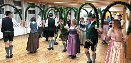 Für den Kronentanz probten die Mitglieder des Trachtenvereins „d’Mangfalltaler“ Kolbermoor. Foto re