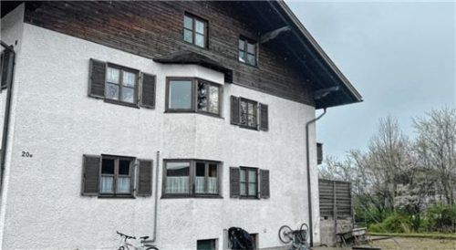 Für die Umwandlung einer großen Etagenwohnung in zwei Wohnungen à 100 Quadratmeter und den Anbau von zwei Garagen erhielt Besitzer Herbert Alscher keine Genehmigung, weil sich das Gebäude im Außenbereich befindet. Foto Gerlach