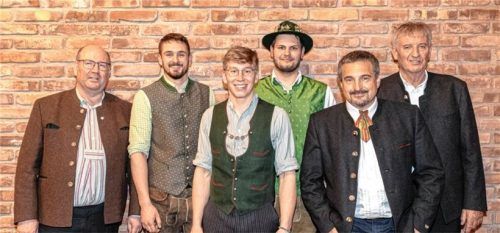 Für ihre Ergebnisse ehrte (von links) Innungsobermeister Gerhard Hardrath die Prüfungsbesten Dominik Landsmann von der Huber Versorgungstechnik in Bruckmühl, Severin Ring von der Gerhard Hardrath GmbH in Götting und Maximilian Fichter von der Firma Walter Hainzlschmid in Babensham. Außerdem gratulierten Ehrengast Schorsch Hackl und Prüfungsvorsitzender Sepp Gantner.Foto Thomae