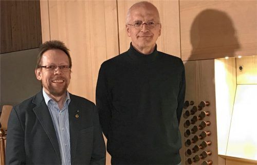 Gerhard Franke, Kirchenmusiker von „Wiederkunft Christi“, und Organisator des Orgelmittwochs (links), mit Jubiläumsgast Professor Winfried Bönig, Domorganist in Köln.Foto  prokop