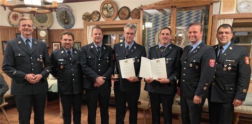 Gerhard Reiter (Dritter von rechts) erhielt das goldene Feuerwehrehrenzeichen und der stellvertretende Vorsitzende Christian Deml (Vierter von rechts) das Ehrenzeichen in Silber. Von der langen Zeit im Ehrenamt beeindruckt waren (von links) Bürgermeister Simon Frank, Kommandant Tobias Brinkmann und Vorsitzender Werner Grill sowie (von rechts) Kreisbrandinspektor Franz Hochhäuser und der Zweite Kommandant Fabian Schneikart. Foto rehberg
