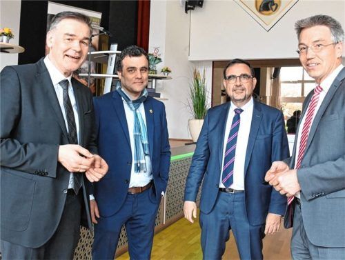 Gesundheitsminister Klaus Holetschek (Zweiter von rechts) im Gespräch mit Landrat Otto Lederer, Bad Endorfs Bürgermeister Alois Loferer und Peter Berek, dem Vorsitzenden des Bayerischen Heilbäder-Verbandes (von rechts), bei der Frühjahrstagung in BadEndorf.