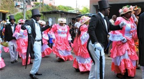 Getanzt wird auf der Insel bei den sonntäglichen Straßenfesten sowie beim Heritage Festival im Juli. Foto dJD/www.tobagobeyond.com
