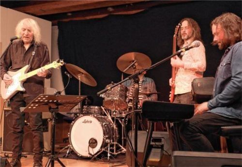 Gitarren-Legende Albert Lee (von links) wurde begleitet von Tim Hillsdon am Schlagzeug, Iain Petrie am Bass und Ali Petrie am Keyboard.Foto lüers