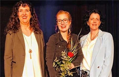 Gleichstellungsbeauftragte Christine Mayer mit Kabarettistin Sara Brandhuber und Susanne Heunisch, Mitglied Aktionsbündnis Internationaler Frauentag Rosenheim.

Foto Gleichstellungsstelle Stadt Rosenheim