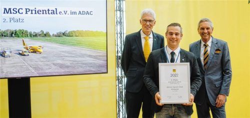 Glückwunsch: Auf der Mitgliederversammlung des ADAC Südbayern gratulierten Vorsitzender Dr. Gerd Ennser (rechts) und Vorsitzender für Ortsclubarbeit Martin Krisam (links), dem Vorsitzenden des MSC Priental, Hans Pellkofer (Mitte), zum zweiten Platz in der Wertung zum ADAC Ortsclub des Jahres 2022. Foto ADAC Südbayern/Hendrik Steffens