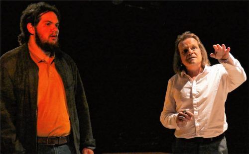 Gorges Bruder (links: Thomas Eiwen) konfrontiert Gorge (Oliver Heinke) mit dessen Lebenslügen. Foto janka