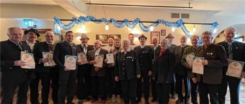 Große Freude herrschte bei den vielen geehrten Mitgliedern der Altschützen. Foto re