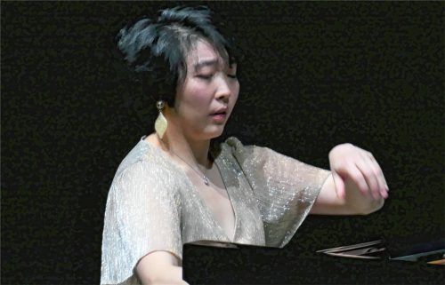 Große Melodiebögen malt Claire Huangci während ihres Spiels mit der linken Hand.Foto janka
