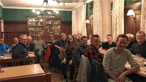 Großes Interesse zeigten die Teilnehmer an der Infoveranstaltung des AELF in Riedering über alternative Verfahren im Maisanbau. Foto AELF Rosenheim