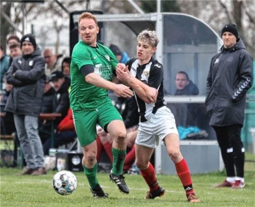 Grünthals Raimund Asenbeck setzt sich in dieser Szene gegen Robin Schreck von der SG Tüßling/Teising durch. Foto Gabi Zucker