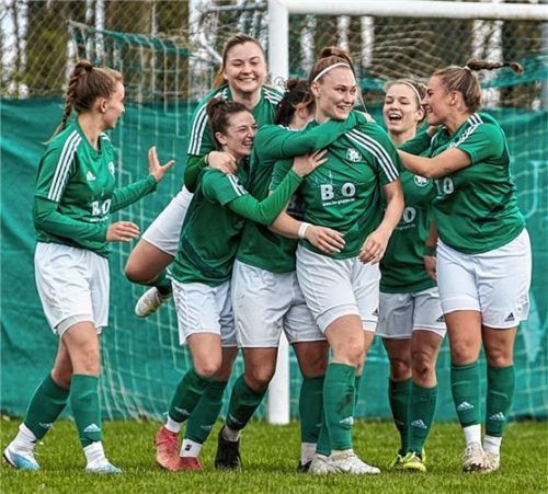 Grund zum Jubeln: Bad Aiblings Damen setzten ihre Siegesserie in Ezelsdorf fort.Foto Dirk Habermann