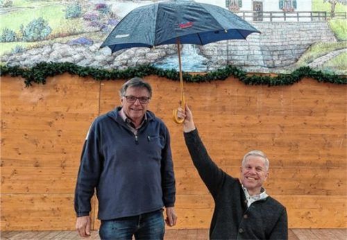 Gut beschirmt: Schirmherr Bürgermeister Hajo Gruber (rechts) mit dem Organisator des Festes, Werner Schroller. Foto Hoffmann