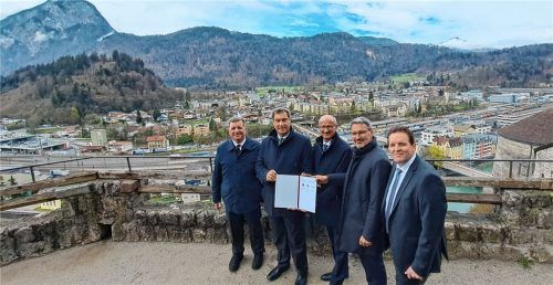 Gute Aussicht in Kufsteins Umgebung: Bayerns Verkehrsminister Christian Bernreiter, Ministerpräsident Markus Söder, Tirols Landeshauptmann Anton Mattle, sein Südtiroler Kollege Arno Kompatscher und der Tiroler Landesrat René Zumtobel. Foto  Weiser