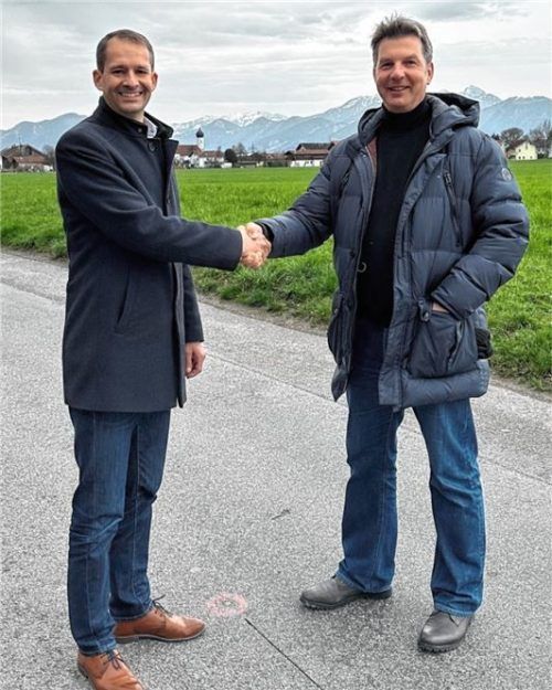 Haben sich geeinigt: Oberbürgermeister Andreas März (links) und Landwirt Christof Huber an der Schnittkante in der Eichfeldstraße. Foto Stadt Rosenheim