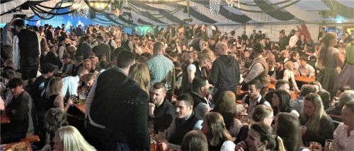 Hoch hergehen wird es von Mitte April bei den Abendveranstaltungen des Panger Volksfestes, wie hier auf dem Bild vom vergangenen Jahr. Der Eintritt ist stets frei. Foto Knarr