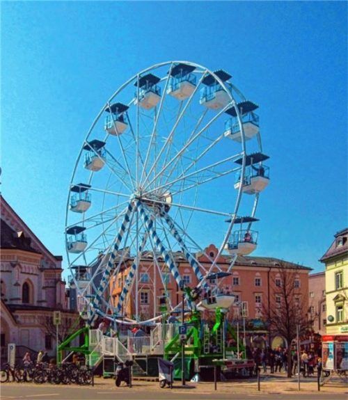 Hoch hinaus: Das Riesenrad am Ludwigsplatz. Foto Fahrenschon