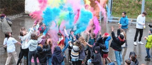 Holi, das Fest der Farben, gibt’s nicht nur in Indien. Eine Pulverwolke in Rosa, Blau und Gelb schwebte in Stephanskirchen durch die Luft und färbte die Teilnehmer bunt. Foto asp