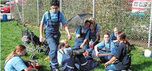 Im Jahr 2003 wurde die Kolbermoorer Jugendfeuerwehr gegründet und nahm im Herbst schon am Kreisjugendfeuerwehrtag in Heufeld teil. Mit dabei war auch Nina Schrank (unter dem Sonnenschirm).
