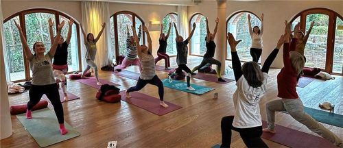 Im RoSana Ayurveda Kurzentrum in Rosenheim: Mechthild Brosch und Astrid Langenegger wollen mit Atemübungen geflüchteten Frauen aus der Ukraine helfen. Foto Schroeder