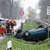 Überschlag am Bahnübergang endet im Straßengraben