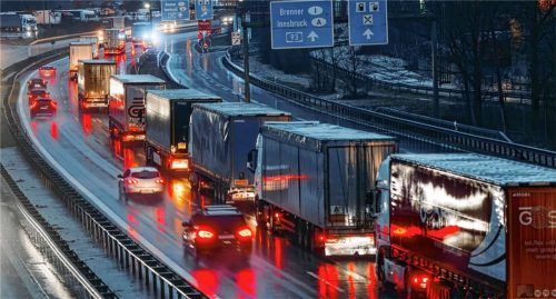 Immer mehr Termine für Blockabfertigung: Staus wie dieser dürften die Region Rosenheim bald noch häufiger heimsuchen. Foto dpa