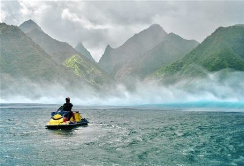 In den hohen Wellen vor Tahiti-Iti fahren nur Profis mit dem Jetski. Für Touristen gibt es Touren um andere Inseln.