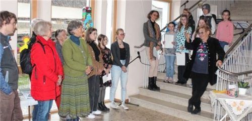 In einem Rollenspiel berichteten Kinder der Nußdorfer Grundschule davon, wie es ihren Mitschülern in der Türkei und Syrien nach den Erdbeben geht. Über die Spendenaktion „Zeltschule“ wollen sie helfen. Foto steffenhagen