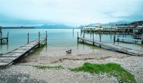 In Prien-Stock ist der Kiesstrand des Chiemsees breiter als gewöhnlich. Foto Berger