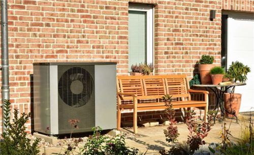 In vielen Neubauten ist die Wärmepumpe bereits Standard, aber auch im Bestandsbau kann sie ältere, ineffiziente Gas- oder Ölheizungen ersetzen. Eine solche Wärmepumpe muss man nicht kaufen, man kann sie auch pachten. Foto djd/EWE TEL/Hermann - stock.adobe.com