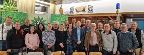 Insgesamt 134 Kollegen erhielten eine Ehrung für ihre Treue zur Gewerkschaft durch den Kreisgruppenvorsitzenden Michael Ertl (Neunter von rechts). Foto re