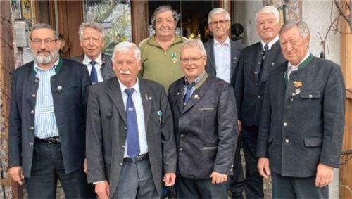 Jahrtag des Veteranenvereins: (vordere Reihe, von links) Andreas Brandl, Vorsitzender Paul Reineke, Sebastian Schauer und Alfons Daxenberger sowie (zweite Reihe, von links) Heinz Stöckl, Klaus Pinnel, Meinrad Reichgruber und Zweiter Vorsitzender Sebastian Baumann. Foto Böck