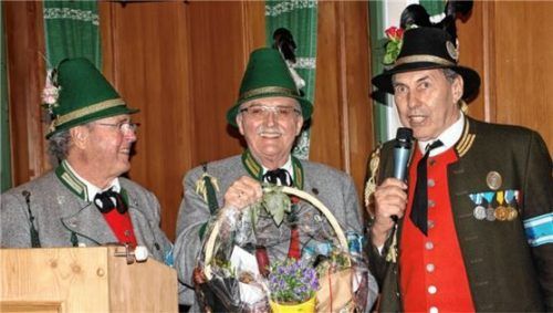 Josef Entfellner, Hauptmann der Patenkompanie aus Bad Endorf (rechts), übergab einen Geschenkkorb an den Reichenhaller Hauptmann Josef Hinterstoißer (links) und Oberleutnant Volker Schuhböck.