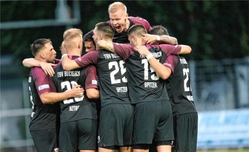 Jubel bei Buchbach: Der TSV hat in den letzten sieben Spielen 17 von 21 möglichen Punkten eingefahren. Foto Buchholz