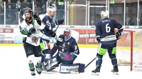 Jubel bei Travis Oleksuk über den 1:0-Führungstreffer der Starbulls. In der 55. Minute erzielte Oleksuk mit einem abgefälschten Schuss den 3:2-Siegtreffer. Foto  Tobias Neubert